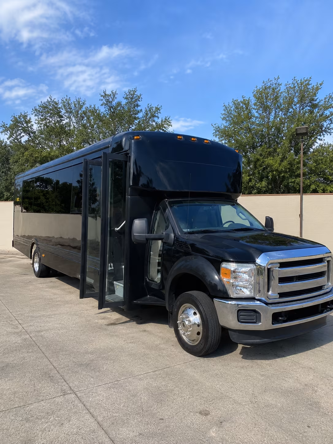 davis 20 passenger party bus